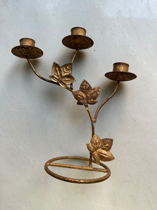 Castiçal metal dourado