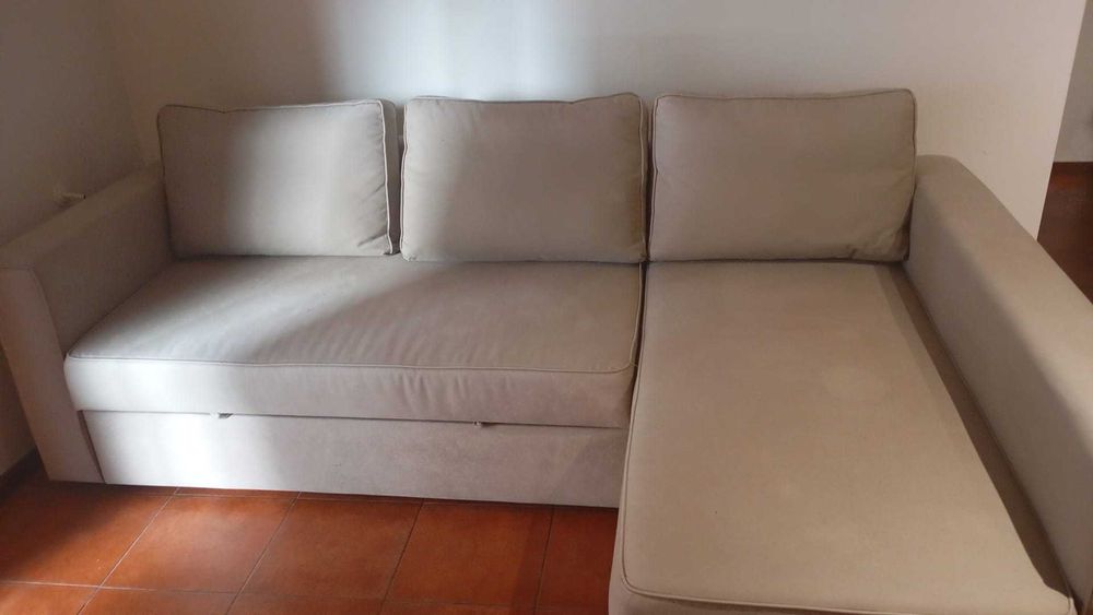 Sofá cama long chaise com baú