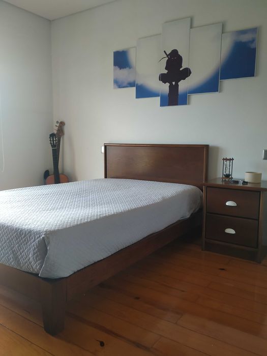 Cama, camiseiro e mesinha