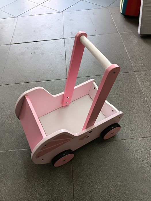 Andador e carrinho de bonecas de madeira cor de rosa (bom estado)a