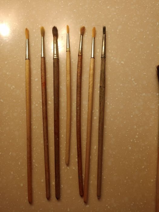 Акварельные краски, кисти художественные.