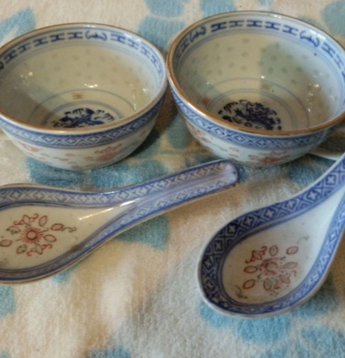 Duas chávenas e duas colheres de porcelana Bago de Arroz