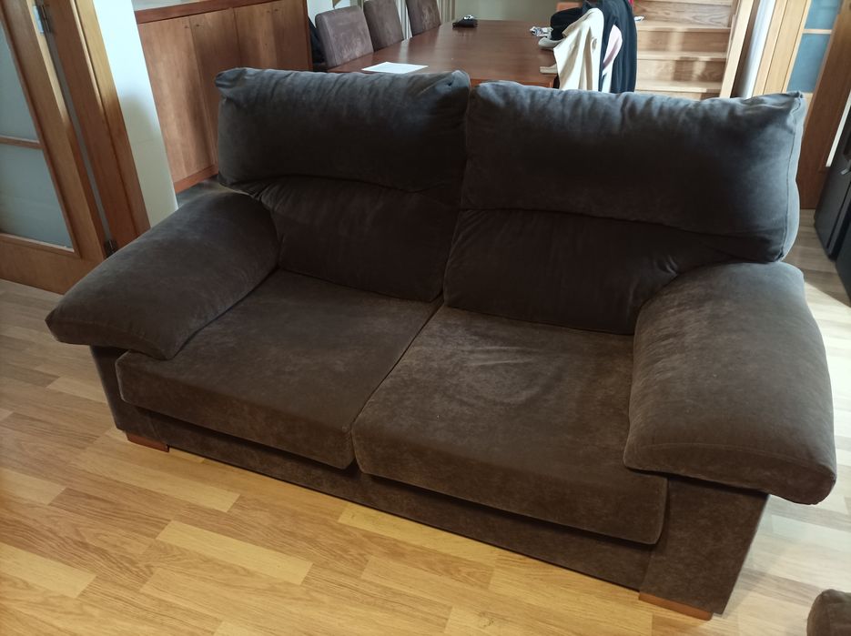 2 sofas, one with 2 seats and another with 3 seats.64551689460097121