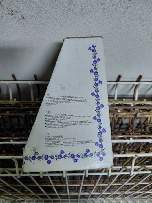 Boneca antiga de porcelana no estado real que se encontra nas fotos