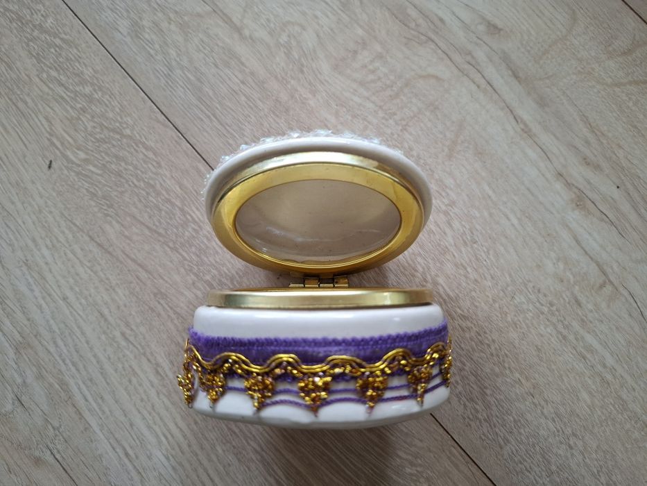 Mała szkatułka, puzderko na biżuterię, bibeloty