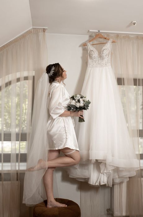 Весільна сукня з невеликим шлейфом