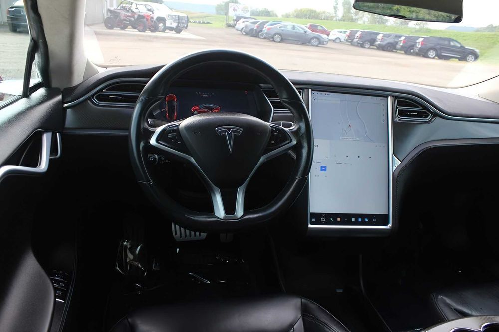 Tesla Model S P85D      2015
