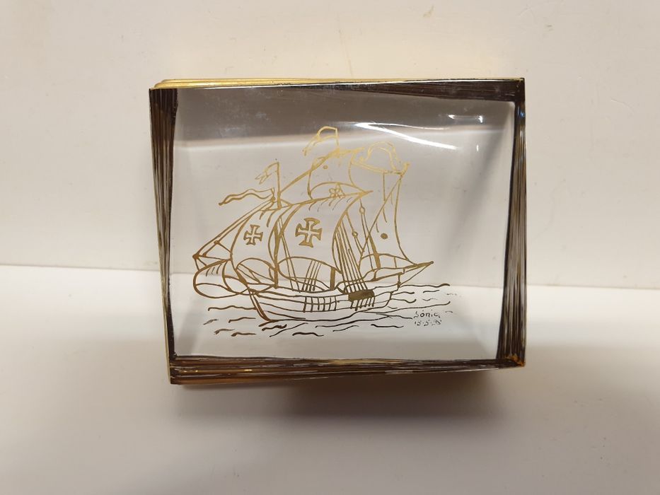 Lindo pisa papel em cristal dourado com uma caravela portuguesa
