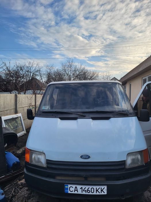 Продам форда, 2.5 звичайний дизель, по кузову дирок немає, днище ціле, новий акб, на всі питання відповім по телефону. 
Нуль96, два,9,два,нуль,п'ять,один,нуль