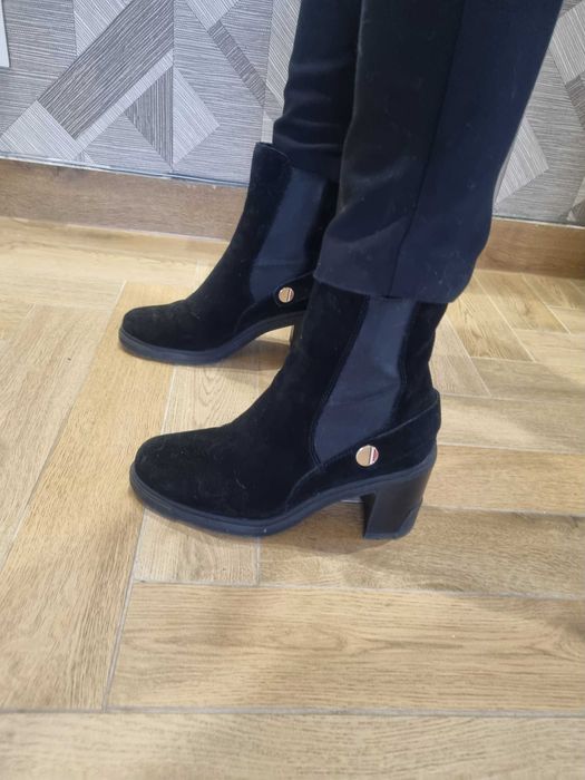 Botki Tommy Hilfiger – czarne, zamszowe, na stabilnym obcasie 38