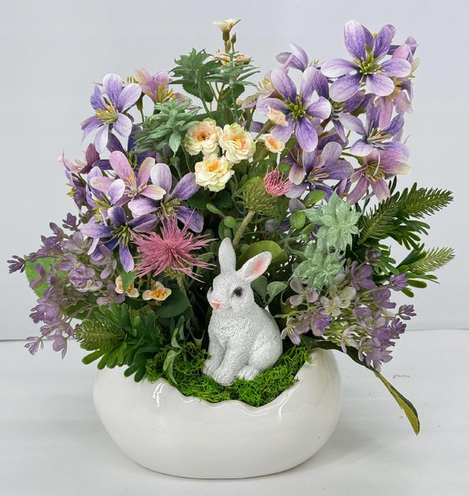 Stroik wielkanocny w skorupce jajka z zajączkiem