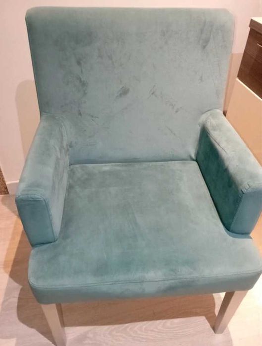 Cadeirão aveludado em azul