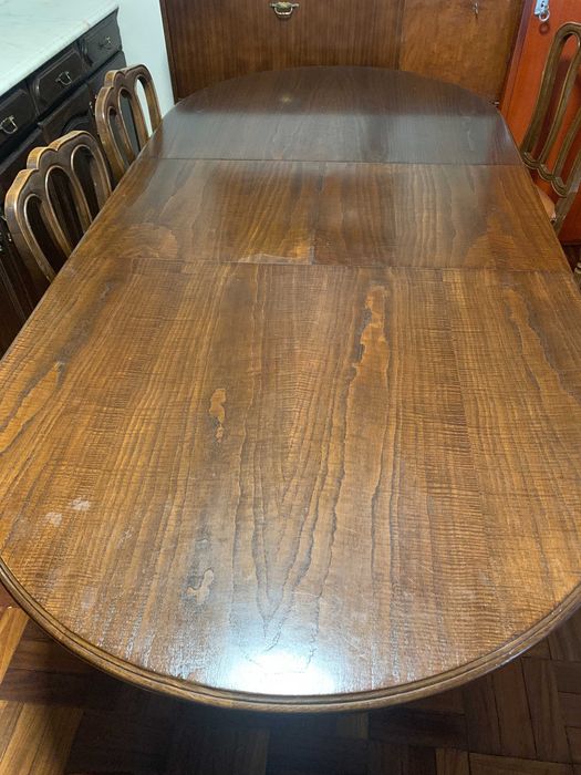 Mesa oval extensível de madeira com 6 cadeiras acolchoadas