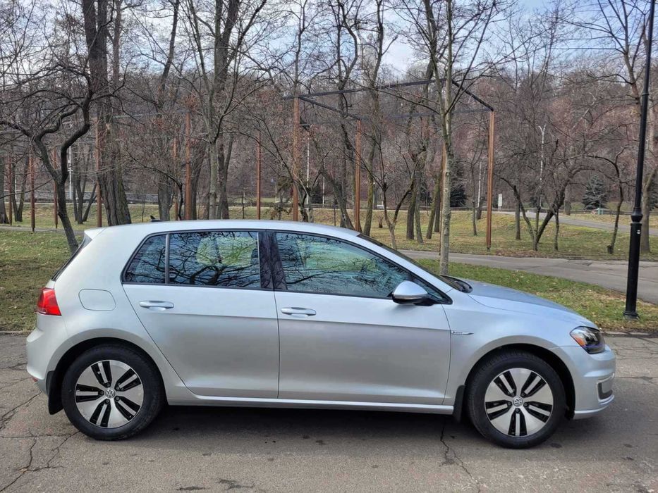 Прокат (оренда) автомобіля Volkswagen e-Golf в гарній комплектації