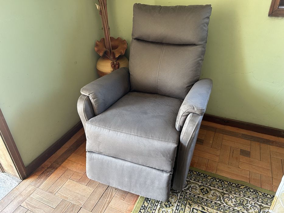 Sofá cinzento como novo eletrico, regulavel em varias posiçoes, ideal para pessoas com pouco mobilidade. Com forra de proteçao tambem nova.