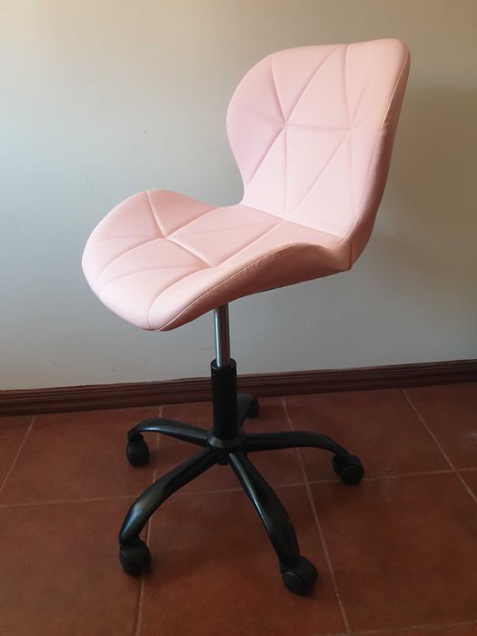Vendo cadeira de escritório rosa para jovem ou adolescente