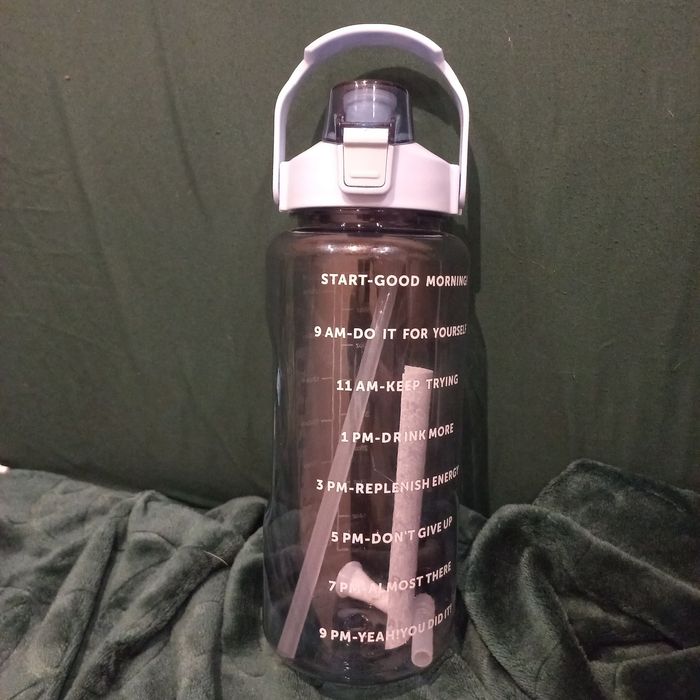 Pojemnik na wodę 2l z rurką uchwytem na siłownię