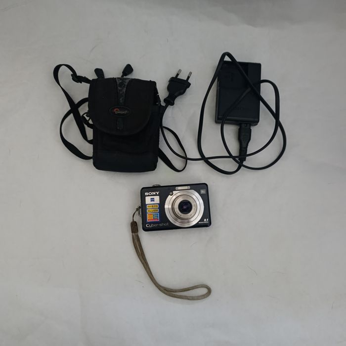 Фотоапарат SONY Model No. DSC-W100 в робочому стані
