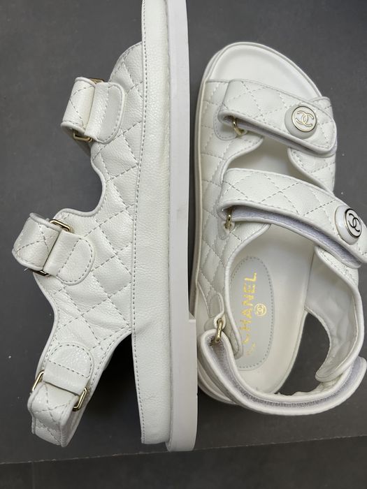 Sandálias Chanel brancas
