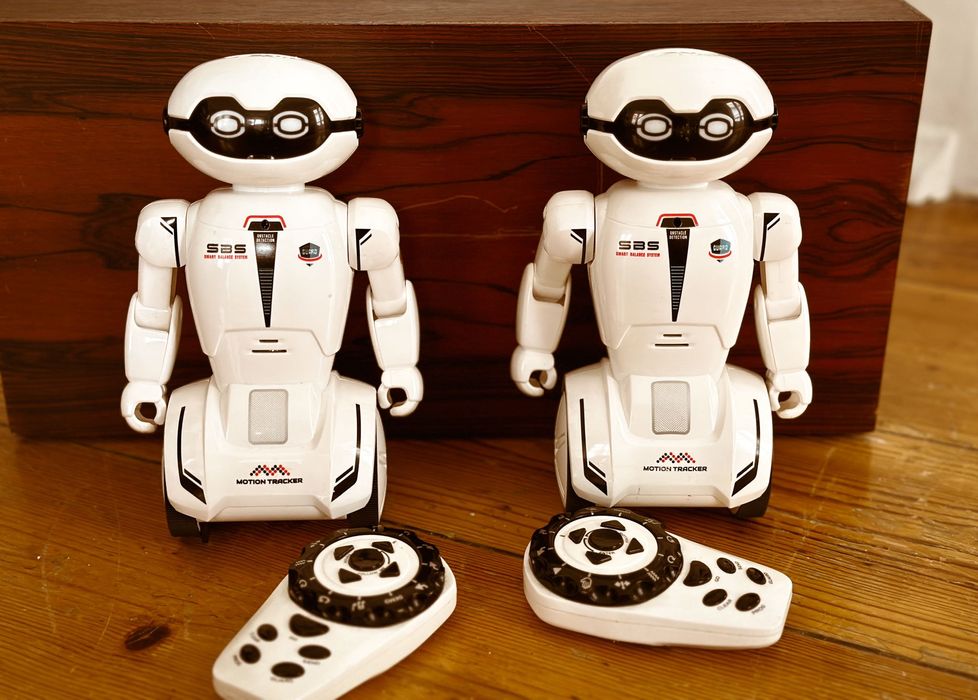 Robô SILVERLIT Macrobot a pilhas e com comando