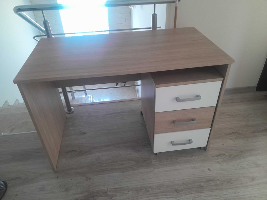 Solidne biurko z szafką