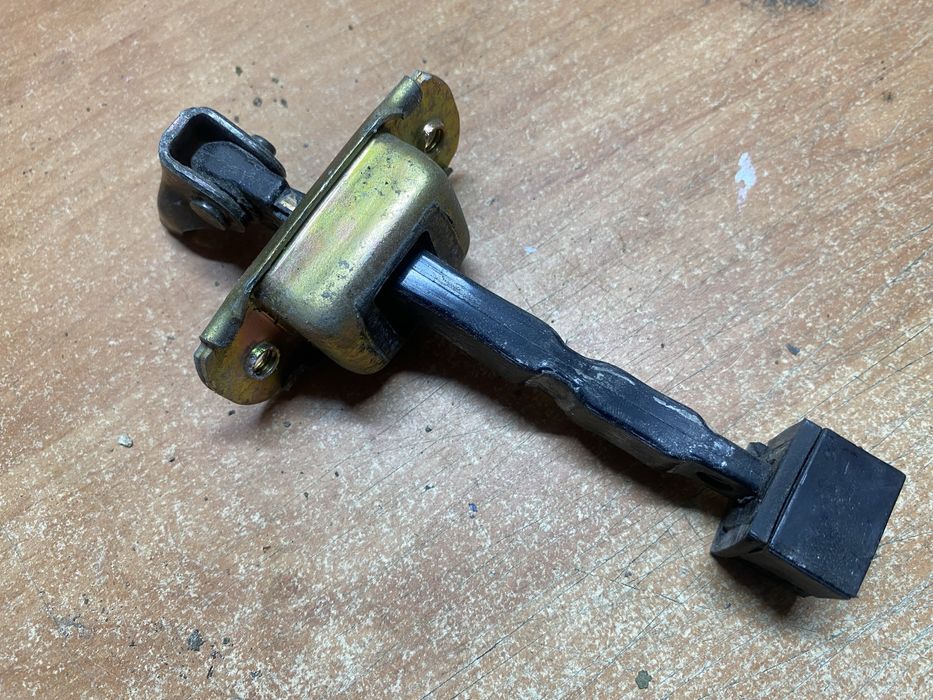 Mitsubishi Lancer 9 обмежувач, ограничитель передней левой двери Лансе