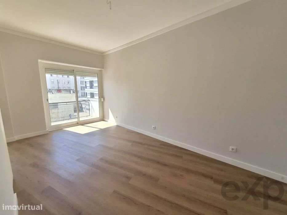 Apartamento T5 com elevador e varanda em Entrecampos