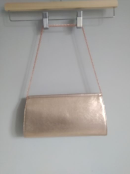 Mała torebka w kolorze złotym, kopertówka, na łańcuszku Primark