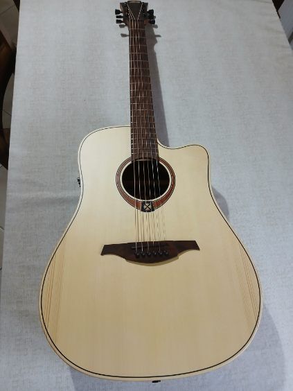 Gitara elektroakustyczną LAG  T 70 DCE