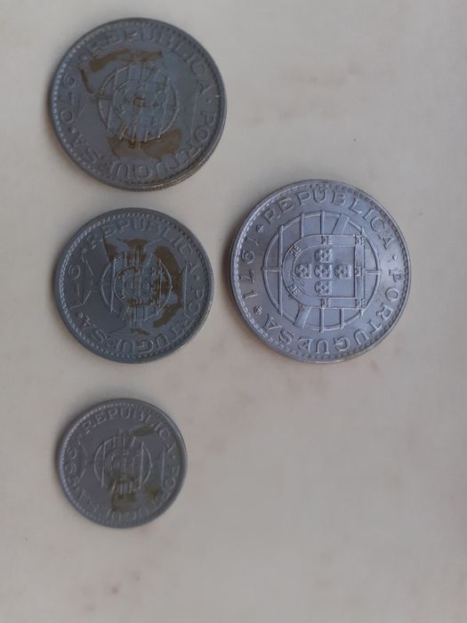 Lote de moedas antigas - Moçambique