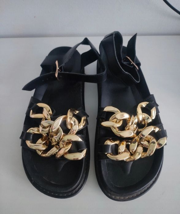 Sandały z łańcuchem