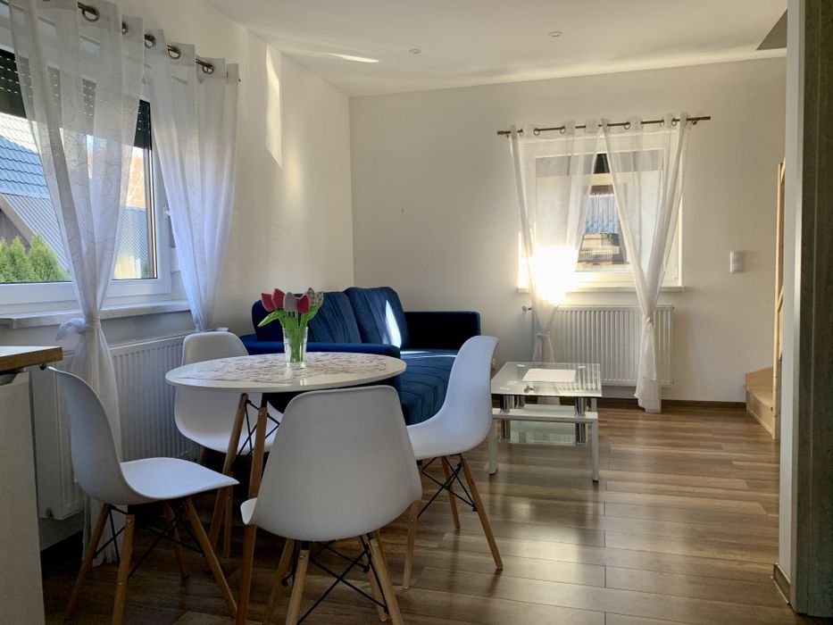 Domek nad jeziorem i w górach