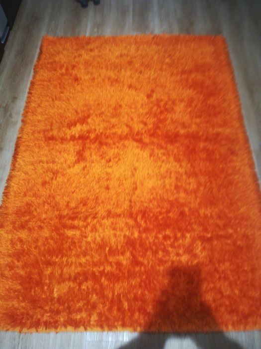 Tapete laranja pouco usado