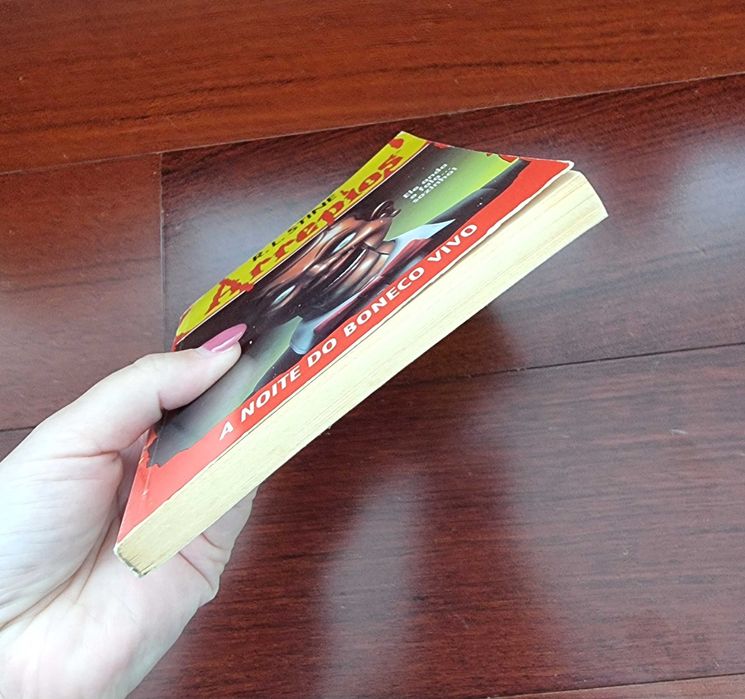 Livro "Arrepios - A Noite do Boneco Vivo" Vol. 7 de R. L. Stine