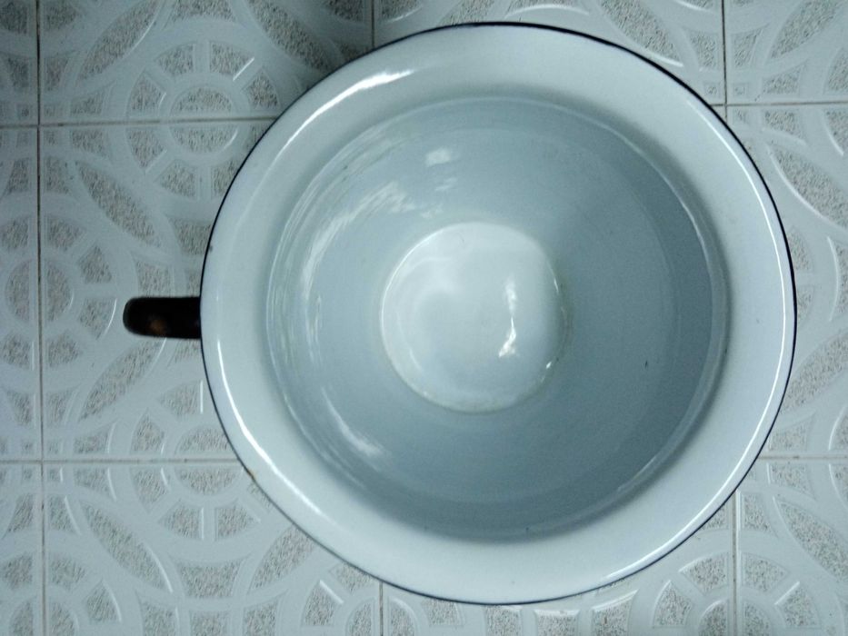 Penico antigo alto em esmalte, marcada na base CMNPorto