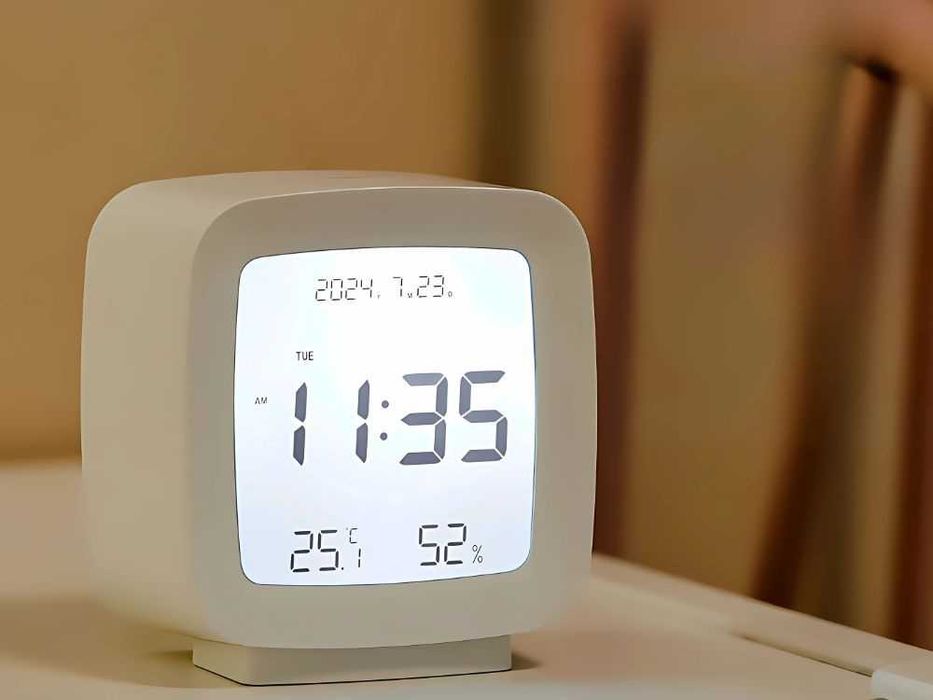 Zegar Cyfrowy Budzik LCD Temperatura Wilgotność Data Biały