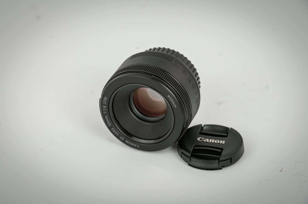 Canon EF 50 mm f/1.8 STM.