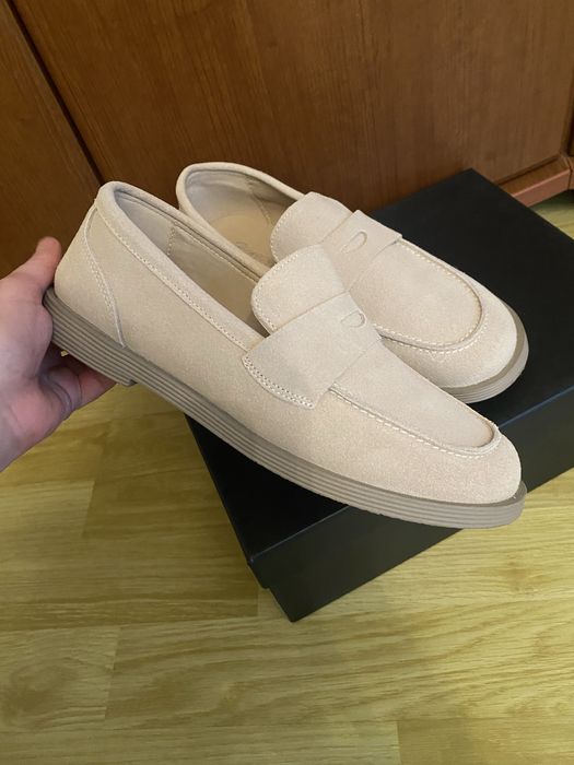 Лофери молочного кольору