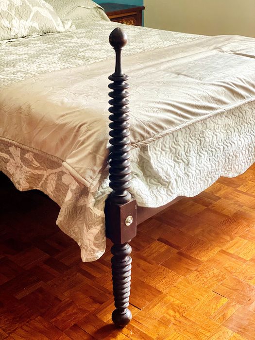 Cama antiga de corpo e meio