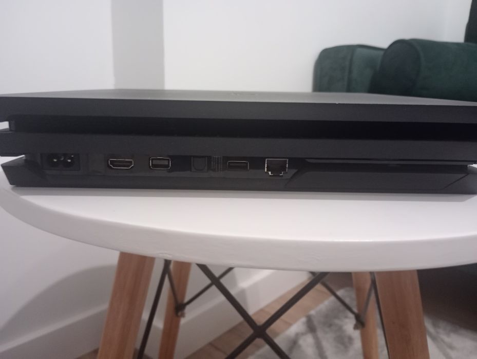 PlayStation 4 pro 1 TB, 2 pady