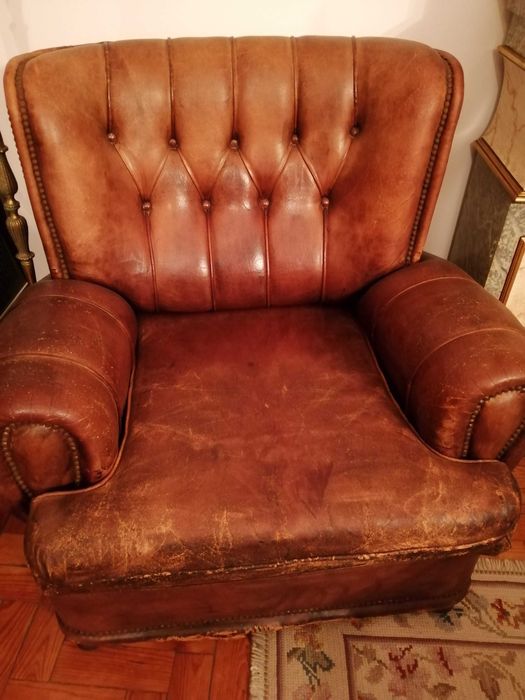 Conjunto de Sofá e 2 poltronas, em capitoné, Pele Genuína (Vintage)