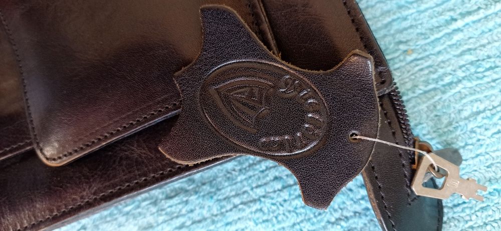 Pasta preta em pele - NOVA