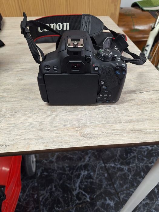 Canon 700D com lente 18-135