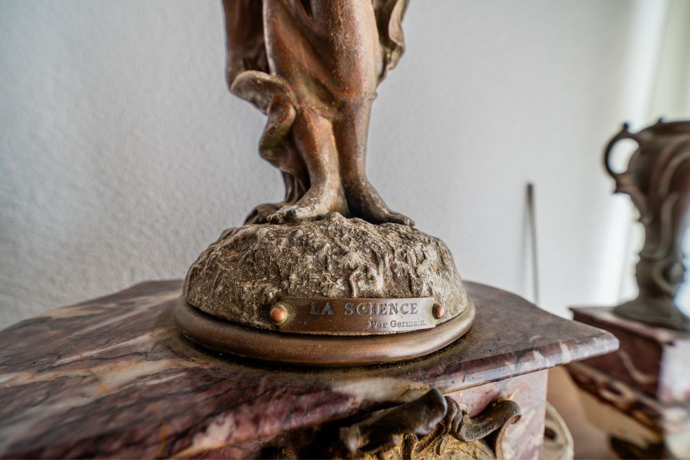 Relógio de Lareira Francês Antigo em Mármore Rosa com Escultura “La Science” – Conjunto Completo Estilo Napoleão III