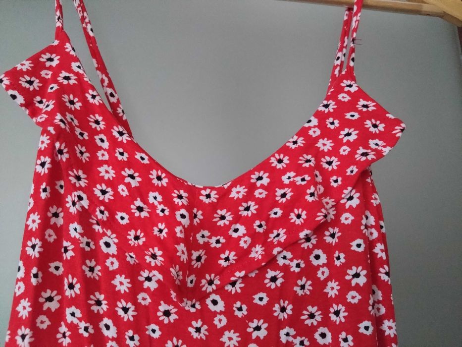 Vestido vermelho com flores