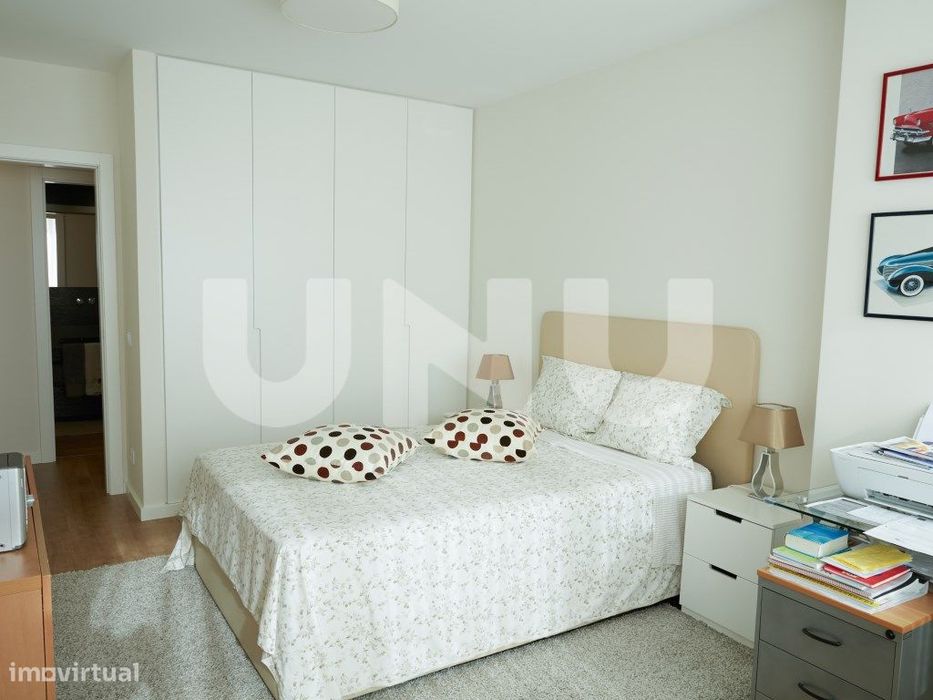 Apartamento T2, remodelado, em condomínio com piscina.