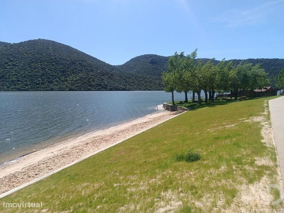 Terreno em Freixo de Espada à Cinta e Mazouco de 49572,00 m2