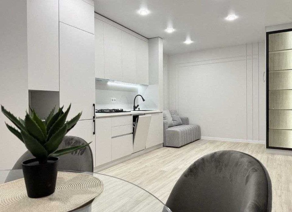 1-Кімнатна 47 кв.м. «На Щасливому» Кухня-Студія + Велика Кімната!