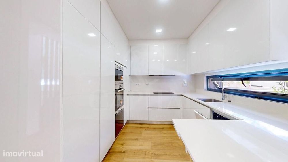 Magnífica Moradia T4 com Piscina e Terraço, em condomínio fechado