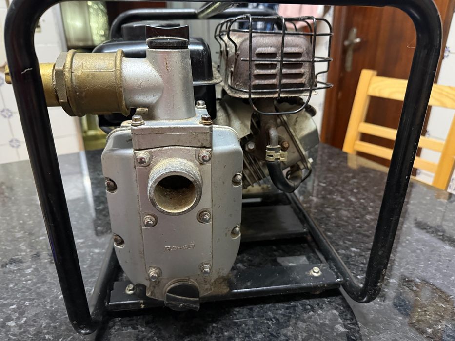 Bomba de água (pouco uso)